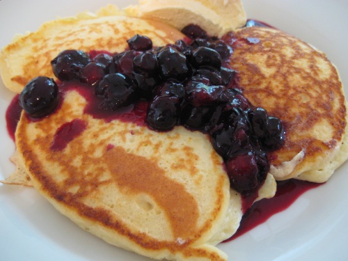 Ricotta hotcakes with blueberry compote